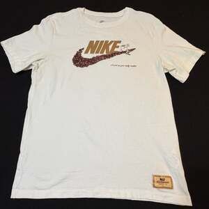 Nike Sportswear Men's Standard Issue Coffee Beans Graphic T-Shirt sz Large